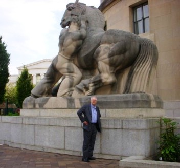 alan-and-big-horse This sculpture of a man trying wrangle a huge horse is outside the Federal Trade Commission Building across Pennsylvania Avenue from the Newseum.
