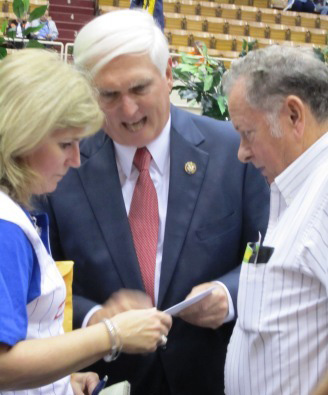 duncan-discusses For three hours, Congressman Duncan greeted friends in a receiving line.