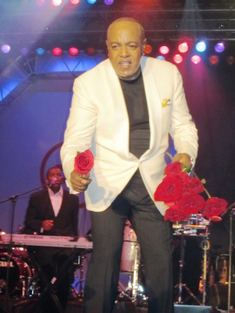 opening-shot Peabo Bryson gave roses to the audience at the Urban League's annual gala last week.
