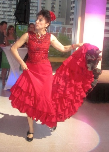 flamenco Lucia Andronescu demonstrated the flamenco. What a great dress!