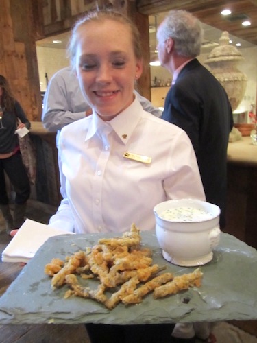 southern-fried-dilly-beans-with-buttermilk-ranch Melissa Sands passes Southern fried dilly beans with buttermilk ranch dip. Delicious.