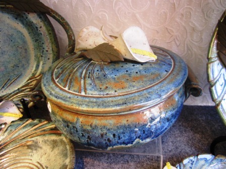 flower-baker Kathy Veverka of Florence, South Carolina, makes these lovely baking and serving pieces. I have several myself and have given others as wedding gifts.