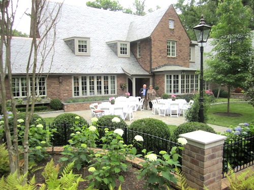 welcome Joan and Victor Ashe get ready to welcome members of Knox Heritage's 1791 Society to their Kingston Pike home.