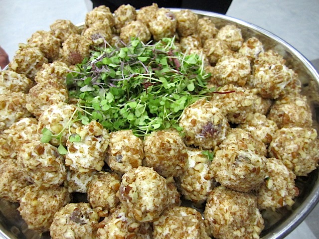 These blue cheese balls with dried cranberries and toasted pecans were passed during the reception and were yummy.