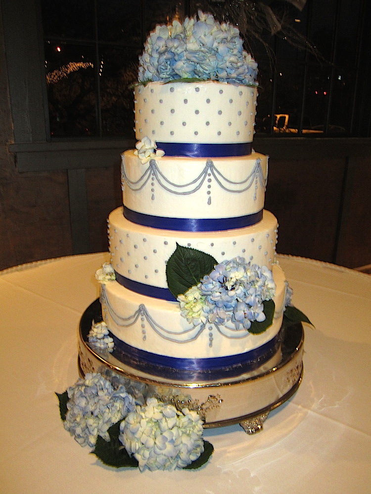 The stunning wedding cake was made by Esther Kant.