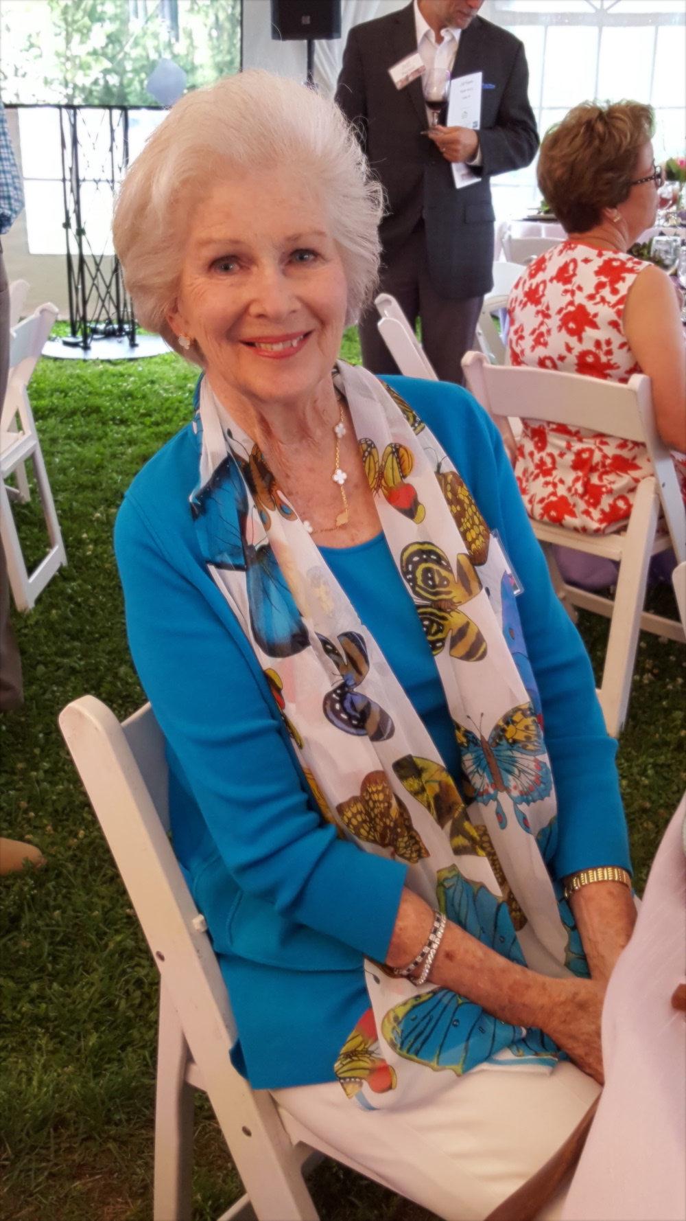Natalie Haslam had on the perfect scarf for this evening.