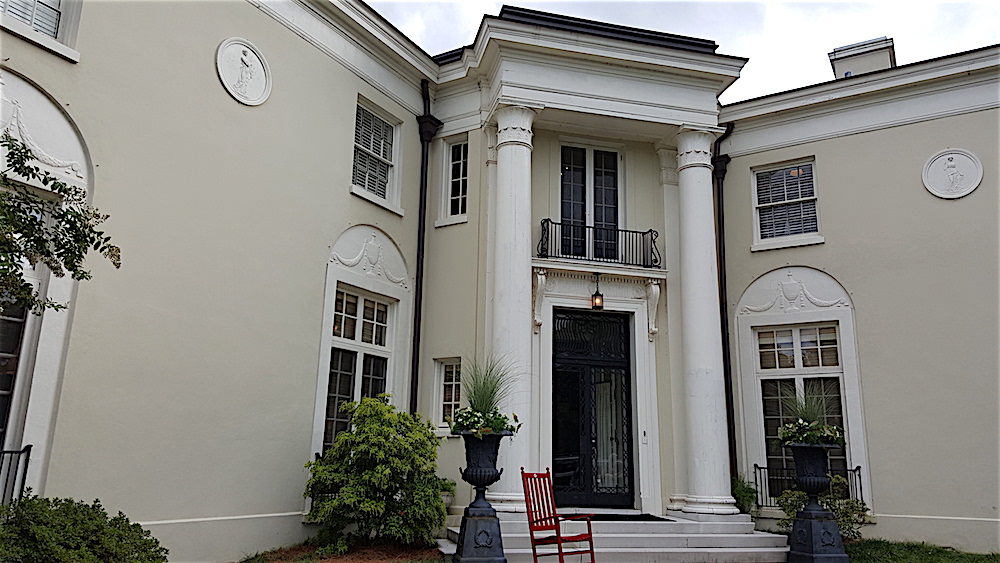 Welcome to La Grande Dame.