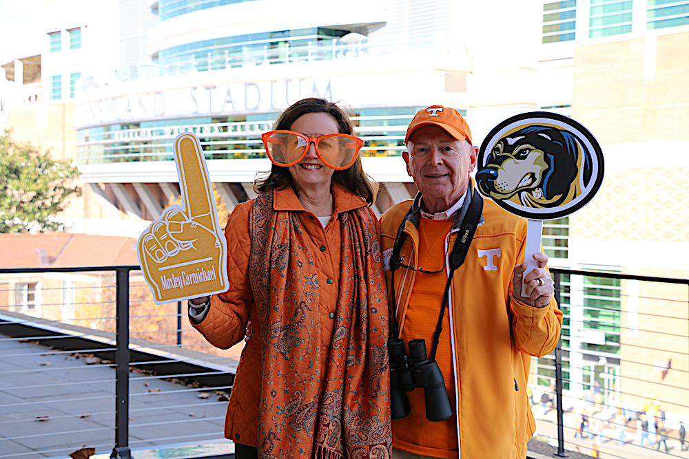 Hahaha! Mintha and Jon Roach. (Photo by Pam Rhoades)