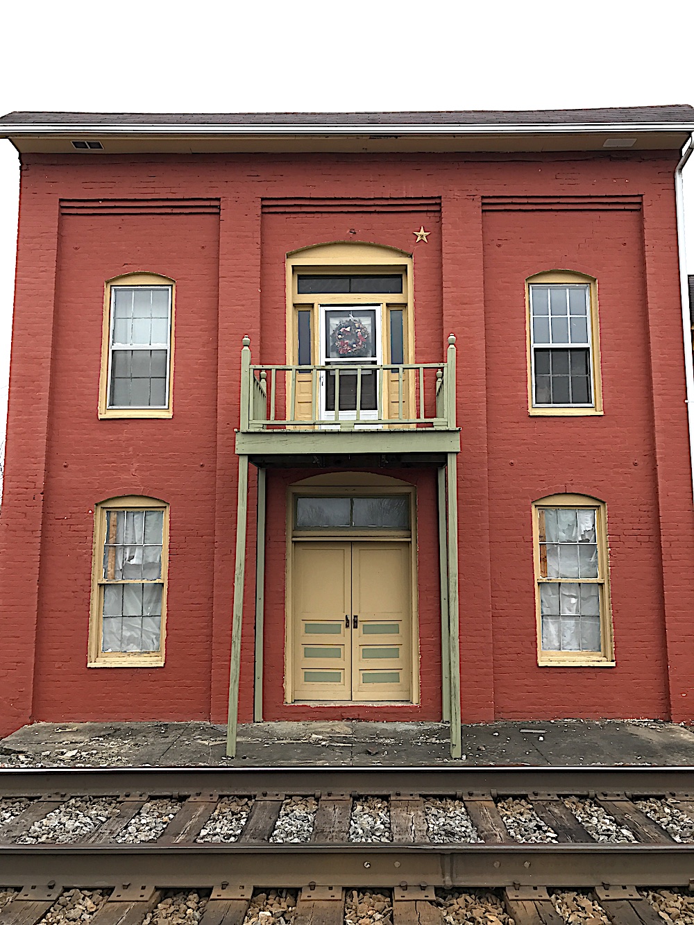 I liked this building, but I don't know what it is. It's just a few feet from the railroad track.
