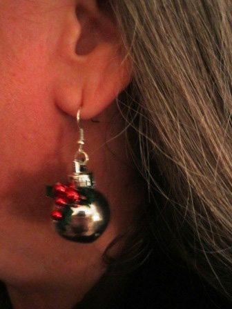 Here's a close-up of those cute earrings!