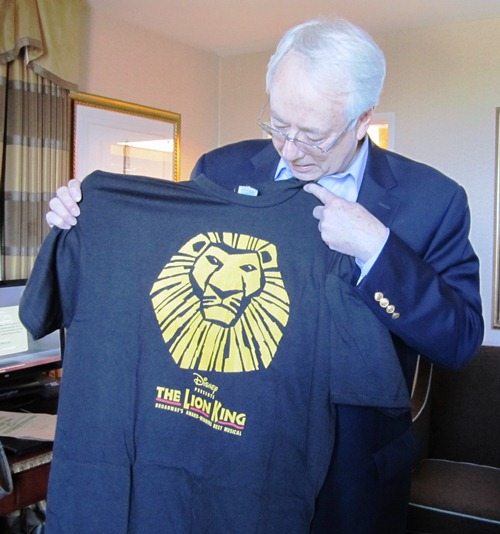 alan-and-tshirt Alan admires his t-shirt from The Lion King.