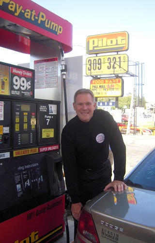 alan-williams WVLT anchor Alan Williams was down at 4603 Chapman Highway.