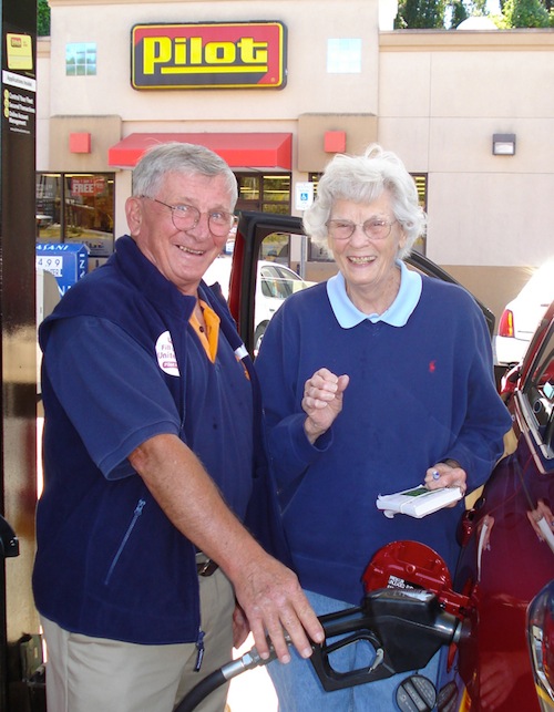 mike-brown-jewel-davis County Commissioner Mike Brown and customer Jewel Davis at the PIlot at 4603 Chapman Highway.