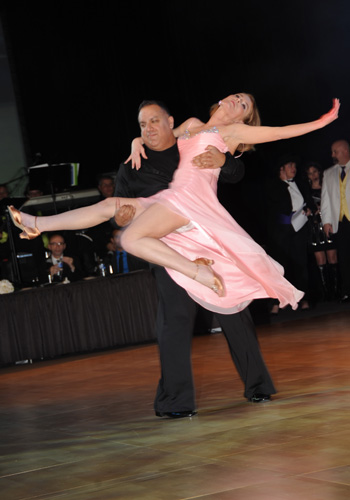 dancing-satterfield This is tough cops and courts reporter Jamie Satterfield of the News Sentinel with pro Al Henriquez.