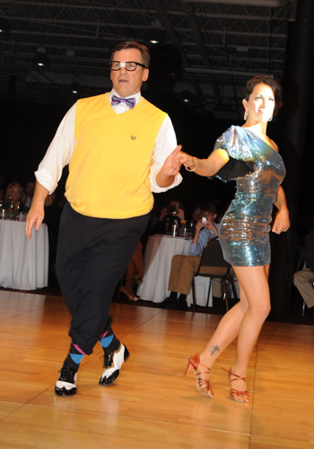 dancing-williams Bo Williams of WATE dressed the part of a nerd for his routine with dance pro Emily Loyless. Ha!