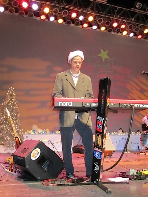Lively music was by the Vibraslaps. This is keyboardist Jim Rivers.