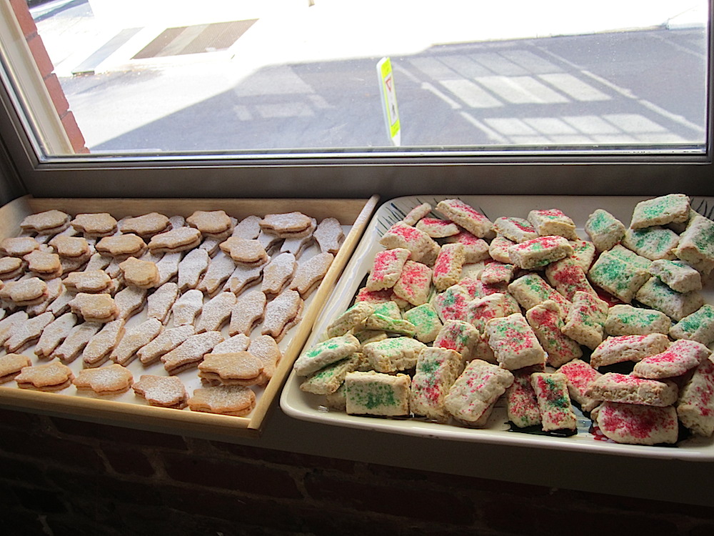 But we had so many cookies this year that we even had to use the window sills to display them!