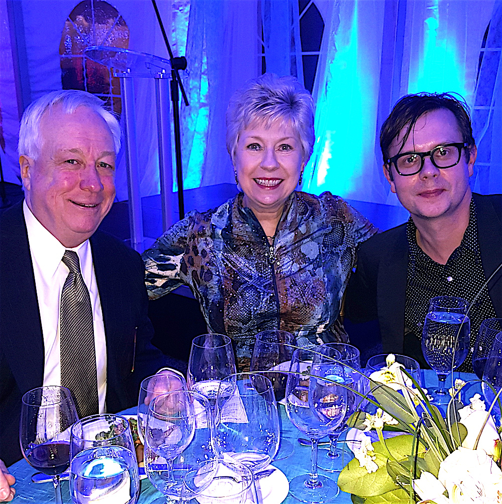 Lee and Susan Hyde with Tomory Dodge, a contemporary painter from Los Angeles known for his large abstract landscapes. Dodge created the signature image for L’Amour du Vin that was sold during the live auction.