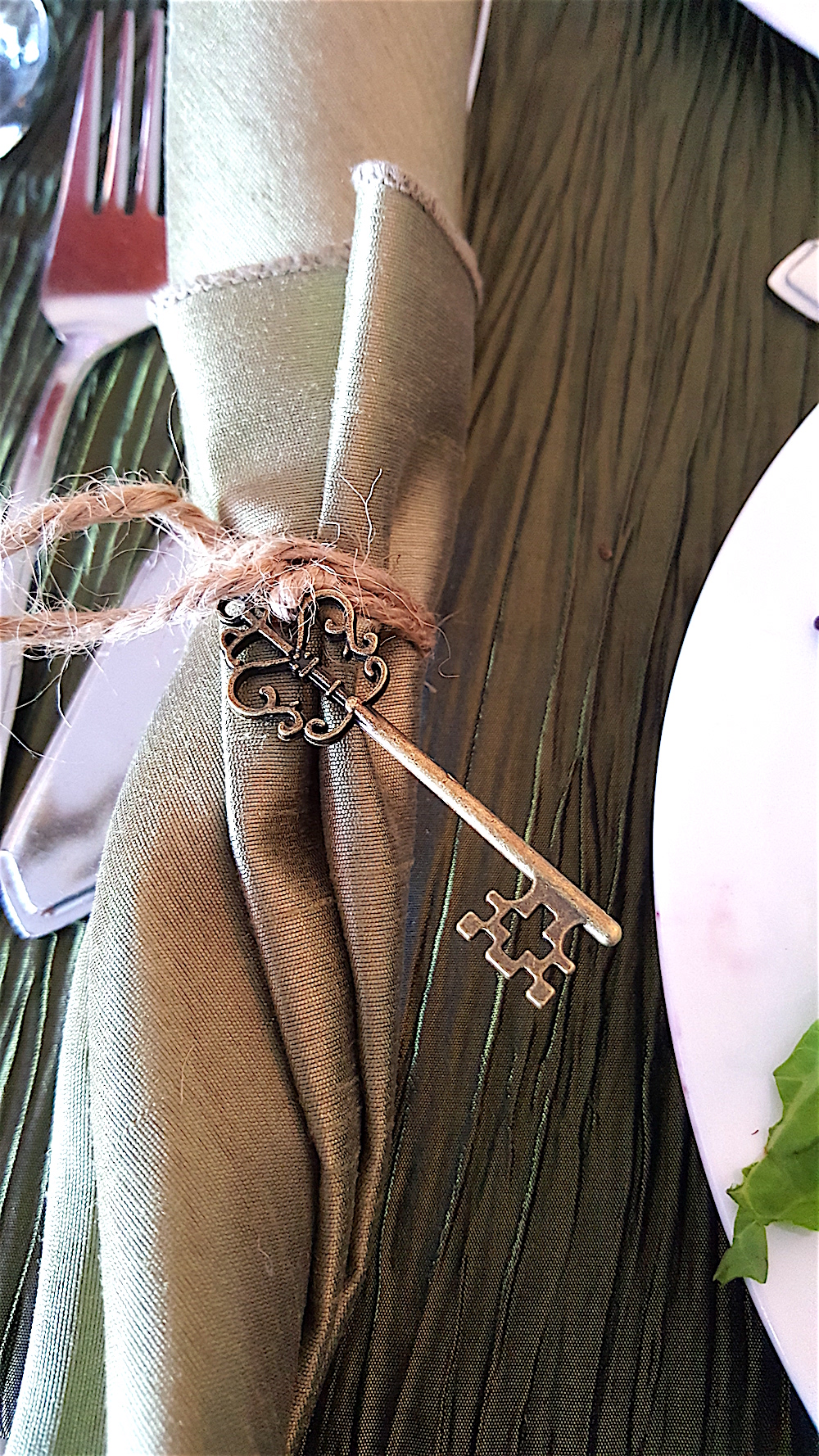 The napkins were tied with keys to enter the "secret garden."