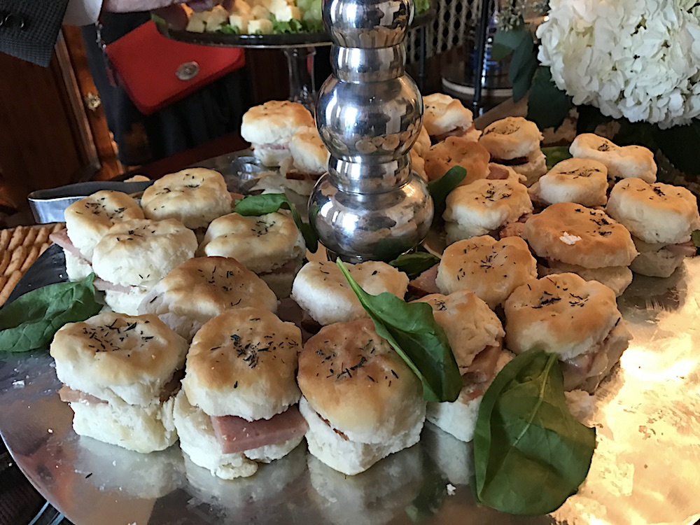 Yum. Don't these ham biscuits make your mouth water?